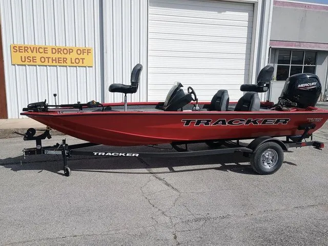 Slide: The Image of Tracker Pro Team 175 TXW 2026 - 30