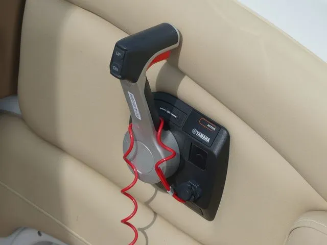 Slide: The Image of Crownline Boats E26 XS 2018 - 18