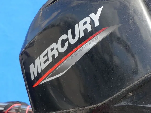 Slide: The Image of Tracker Pro 170 2021 - 10