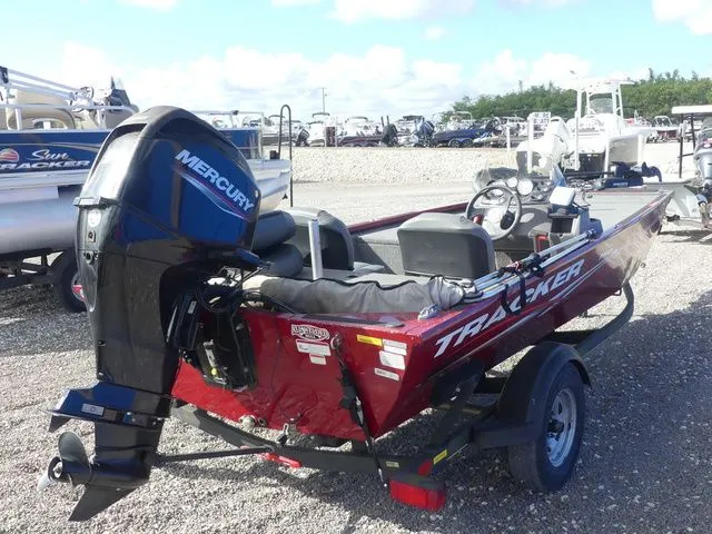 Slide: The Image of Tracker Pro 170 2021 - 4