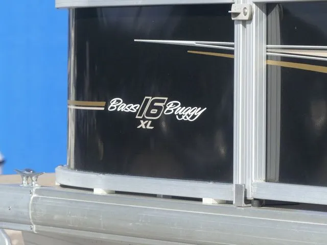Slide: The Image of Sun Tracker Bass Buggy 16 DLX 2021 - 8