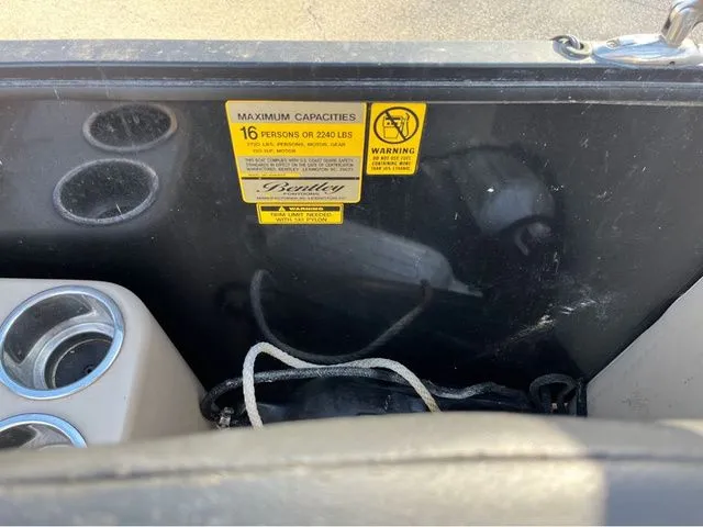 Slide: The Image of Bentley Pontoons 240 Navigator 2019 - 10