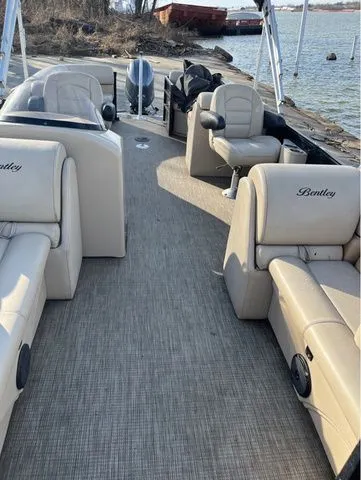 Slide: The Image of Bentley Pontoons 240 Navigator 2019 - 5