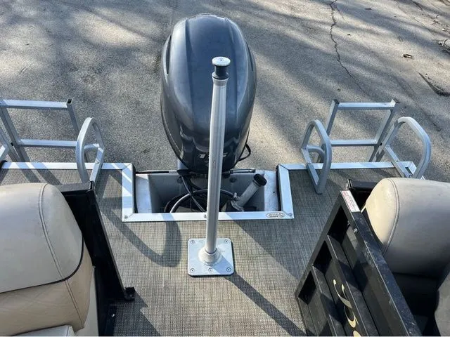 Slide: The Image of Bentley Pontoons 240 Navigator 2019 - 9