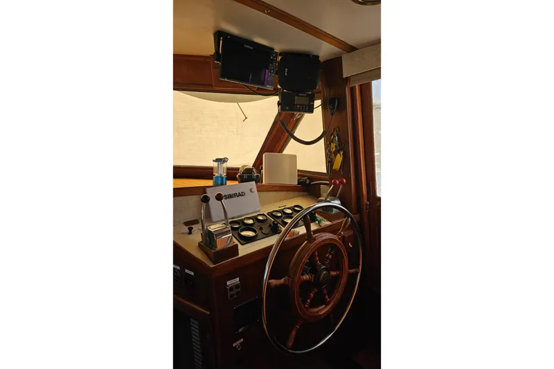 Slide: The Image of Helm of 1984 Albin Palm Beach 37 with wooden wheel and navigation equipment. - 47
