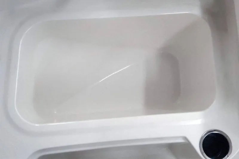 Slide: The Image of Stingray 172 SC 2024 - 25