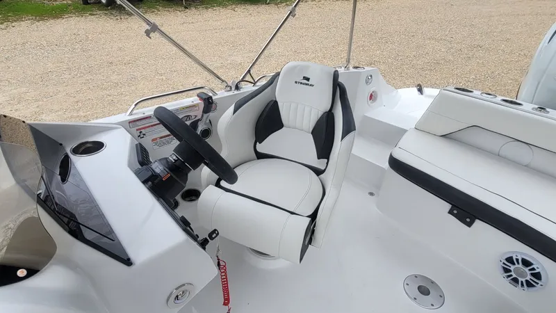 Slide: The Image of Stingray 212 SC 2025 - 17