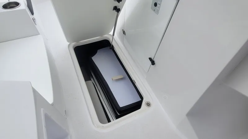 Slide: The Image of Stingray 212 SC 2025 - 19