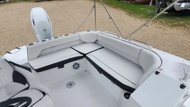 Slide: The Image of Stingray 212 SC 2025 - 20