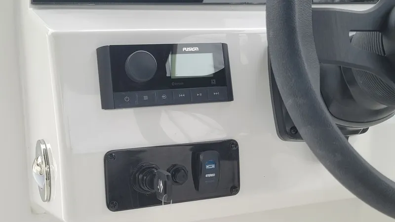 Slide: The Image of Stingray 212 SC 2025 - 22