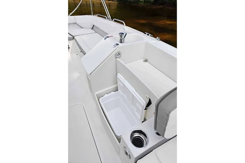 Slide: The Image of Stingray 212 SC 2025 - 32