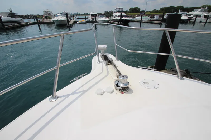 Slide: The Image of Bow view of 1998 Sea Ray 500 Sundancer docked at marina. - 7