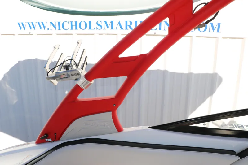 Slide: The Image of 2018 Yamaha Boats 242X E-Series with red wakeboard tower detail. - 53