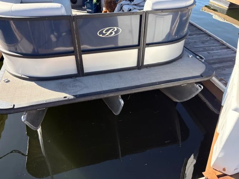 Slide: The Image of Bentley Pontoons 223 Fish-N-Cruise 2022 - 2
