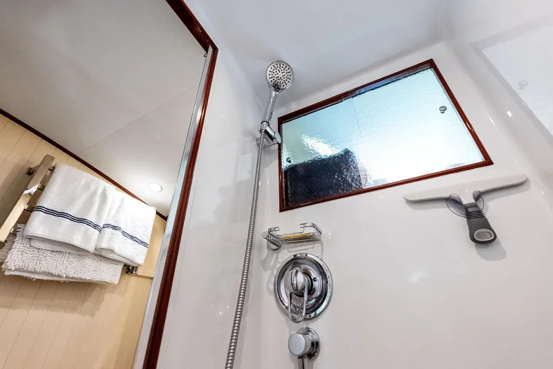 Slide: The Image of Shower in 2000 Rybovich Express boat. - 40