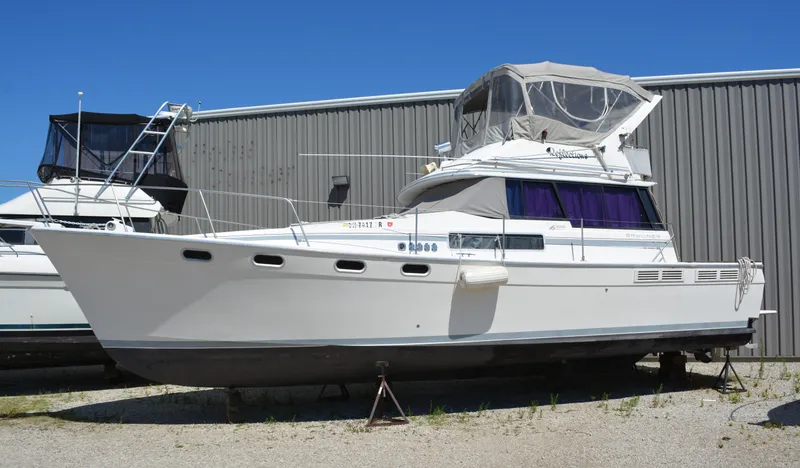 The Image of 1990 Bayliner 3888 Motoryacht on land, side view. - 0