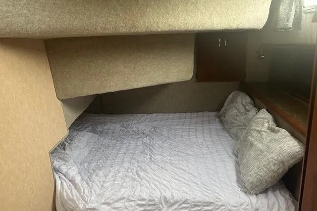 Slide: The Image of 1990 Bayliner 3888 Motoryacht cabin with cozy bed and pillows. - 29