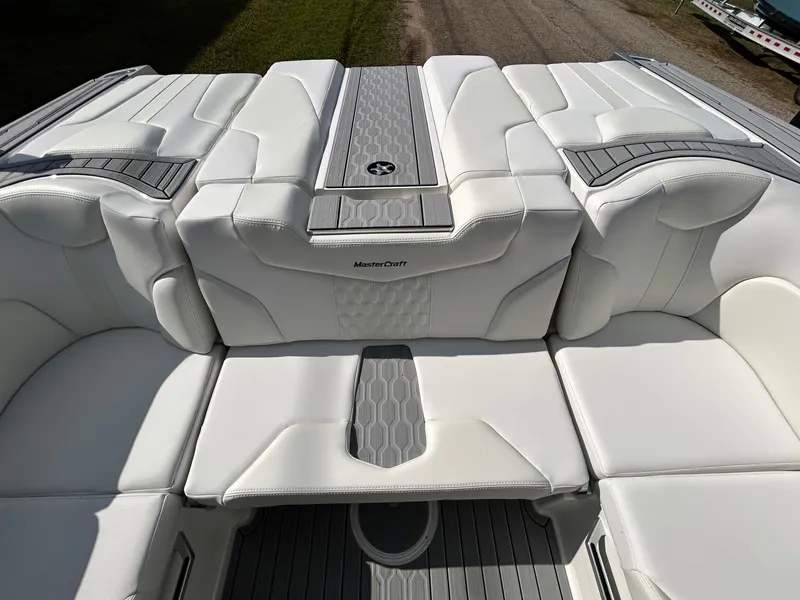 Slide: The Image of MasterCraft XT23 2026 - 32