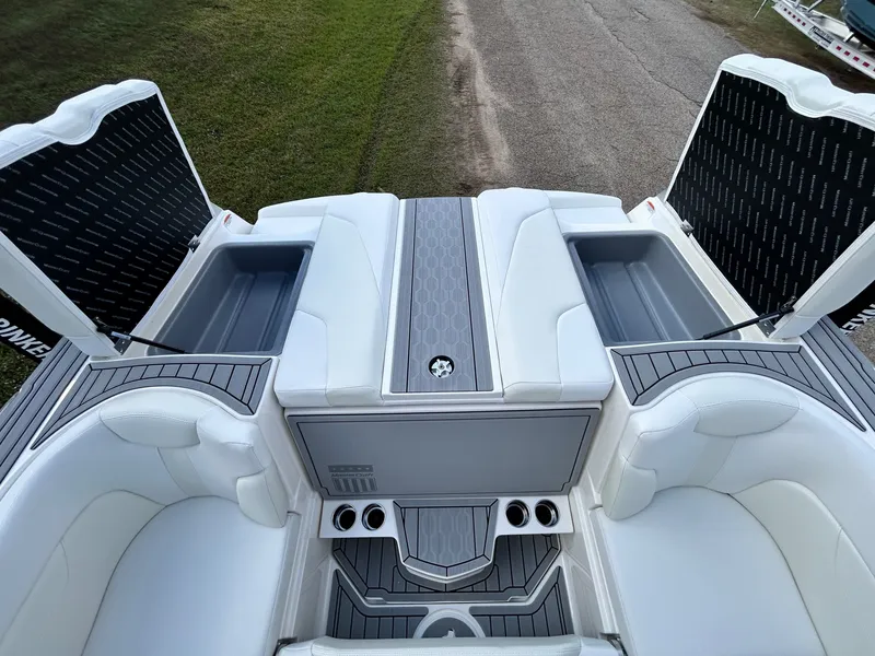 Slide: The Image of MasterCraft XT23 2026 - 33
