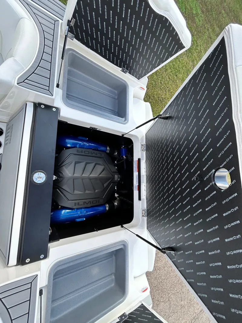 Slide: The Image of MasterCraft XT23 2026 - 34