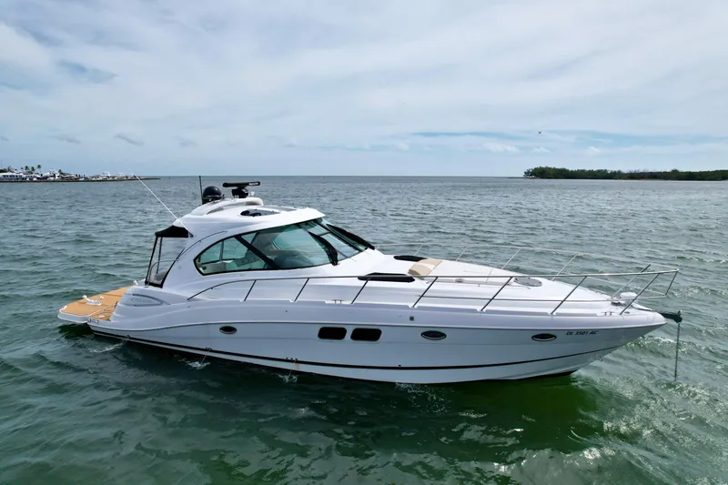 Slide: The Image of 2009 Four Winns V458 yacht cruising on open water under a clear sky. - 5