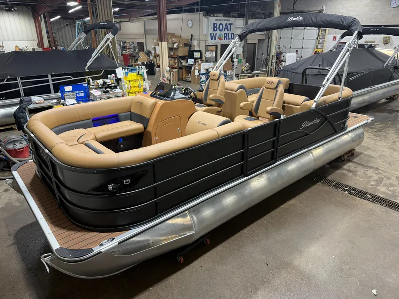 The Image of Bentley Pontoons Legacy 220 Navigator Quad Lounge & Honda 4-Stroke EFI 2026 - 1
