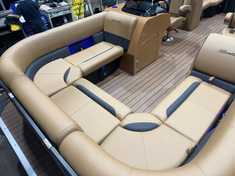 Slide: The Image of Bentley Pontoons Legacy 220 Navigator Quad Lounge & Honda 4-Stroke EFI 2026 - 31