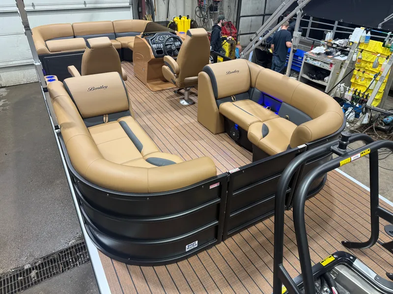 Slide: The Image of Bentley Pontoons Legacy 220 Navigator Quad Lounge & Honda 4-Stroke EFI 2026 - 45