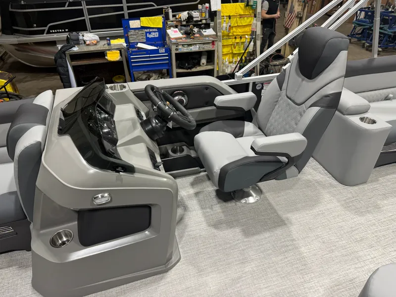 Slide: The Image of Tahoe LTZ 2385 Elite Cruise & Honda 4-Stroke EFI 2026 - 10