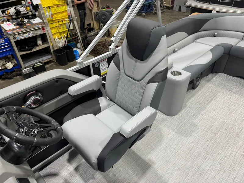 Slide: The Image of Tahoe LTZ 2385 Elite Cruise & Honda 4-Stroke EFI 2026 - 11