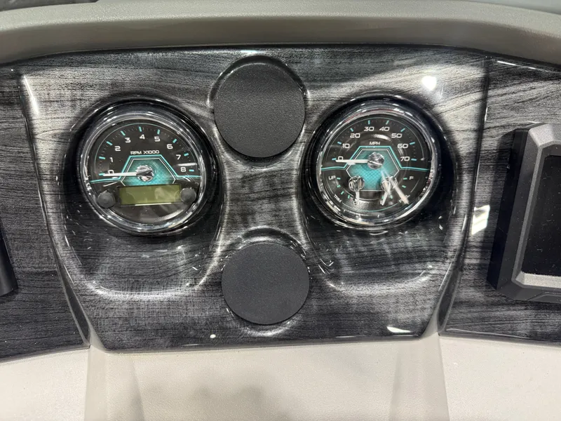 Slide: The Image of Tahoe LTZ 2385 Elite Cruise & Honda 4-Stroke EFI 2026 - 14