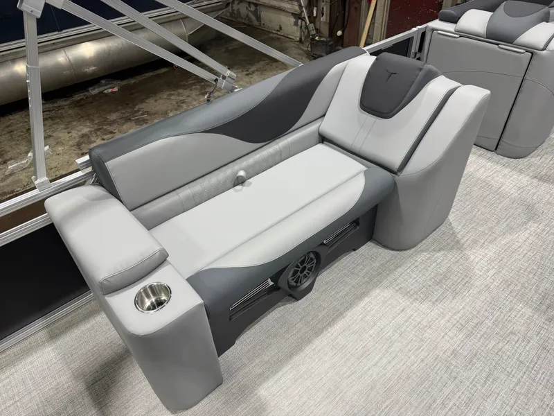 Slide: The Image of Tahoe LTZ 2385 Elite Cruise & Honda 4-Stroke EFI 2026 - 18