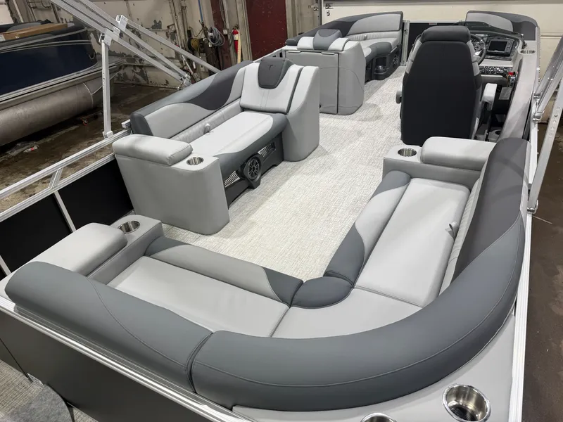 Slide: The Image of Tahoe LTZ 2385 Elite Cruise & Honda 4-Stroke EFI 2026 - 20