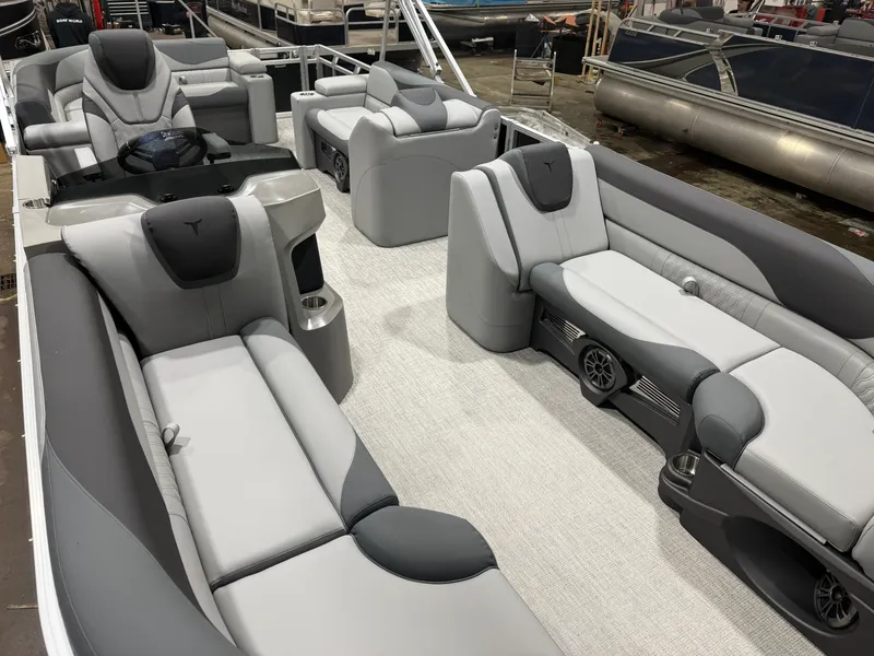 Slide: The Image of Tahoe LTZ 2385 Elite Cruise & Honda 4-Stroke EFI 2026 - 29