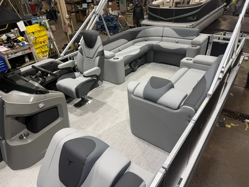 Slide: The Image of Tahoe LTZ 2385 Elite Cruise & Honda 4-Stroke EFI 2026 - 3