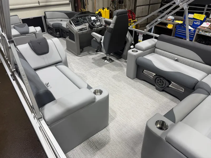 Slide: The Image of Tahoe LTZ 2385 Elite Cruise & Honda 4-Stroke EFI 2026 - 4