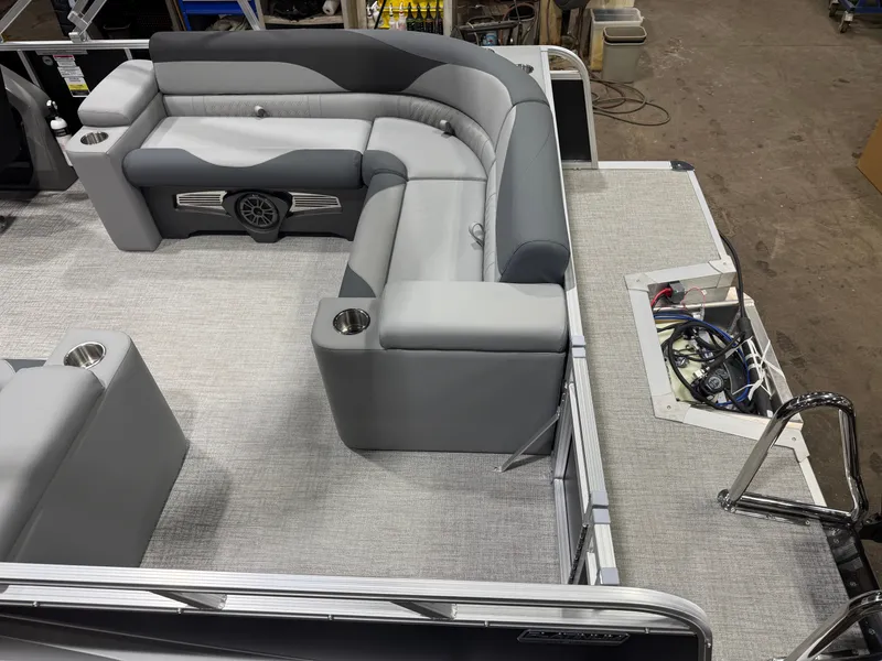 Slide: The Image of Tahoe LTZ 2385 Elite Cruise & Honda 4-Stroke EFI 2026 - 5