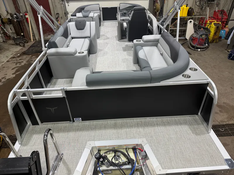 Slide: The Image of Tahoe LTZ 2385 Elite Cruise & Honda 4-Stroke EFI 2026 - 6