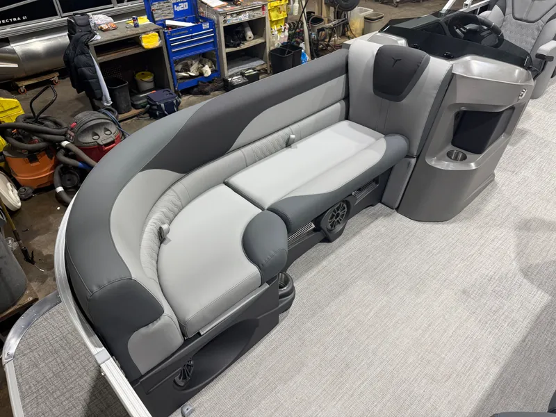 Slide: The Image of Tahoe LTZ 2385 Elite Cruise & Honda 4-Stroke EFI 2026 - 8