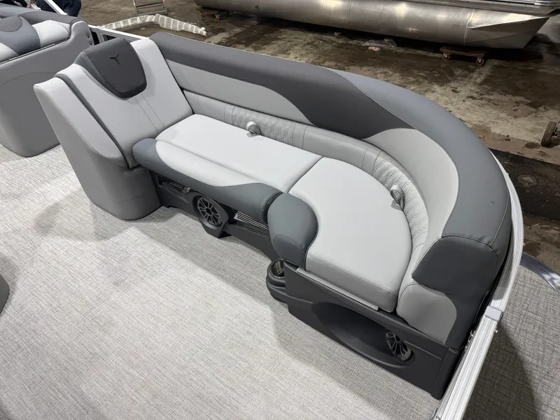 Slide: The Image of Tahoe LTZ 2385 Elite Cruise & Honda 4-Stroke EFI 2026 - 9