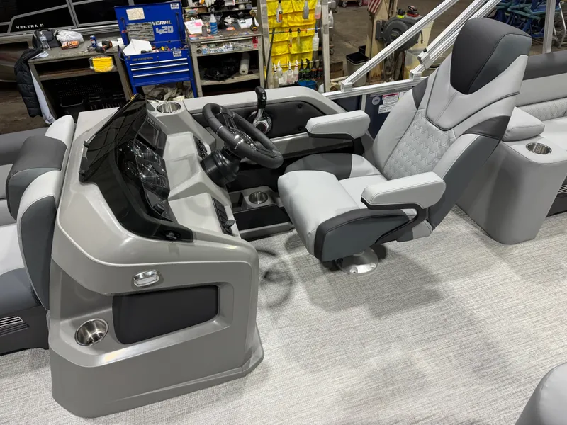 Slide: The Image of Tahoe LTZ 2385 Elite Cruise & Honda 4-Stroke EFI 2026 - 10