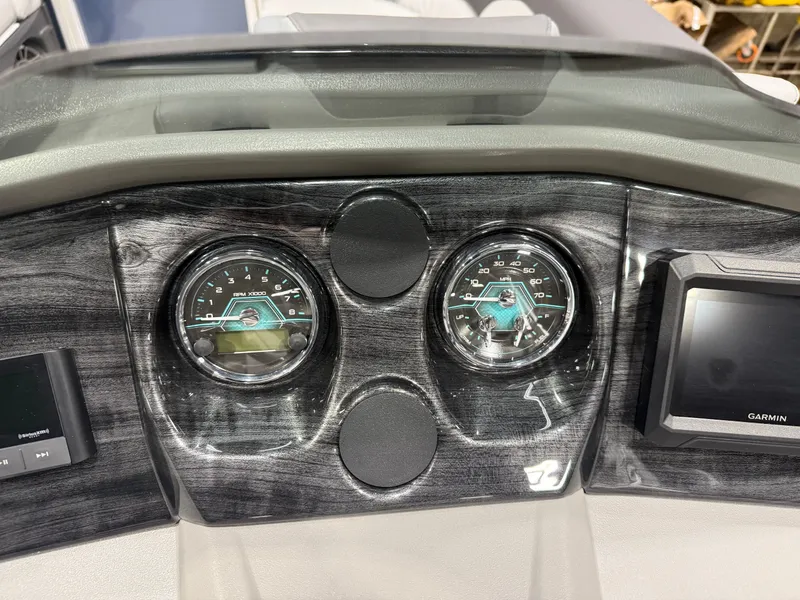 Slide: The Image of Tahoe LTZ 2385 Elite Cruise & Honda 4-Stroke EFI 2026 - 14