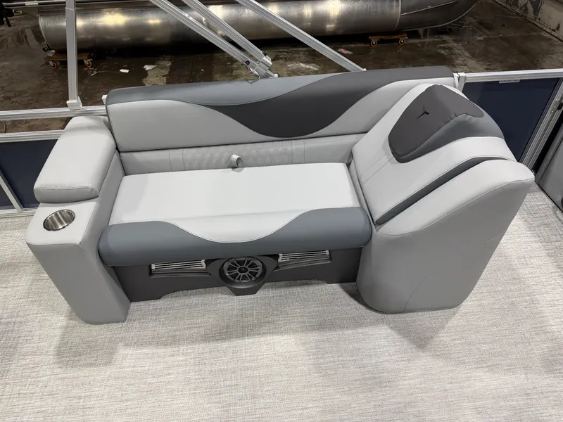 Slide: The Image of Tahoe LTZ 2385 Elite Cruise & Honda 4-Stroke EFI 2026 - 18