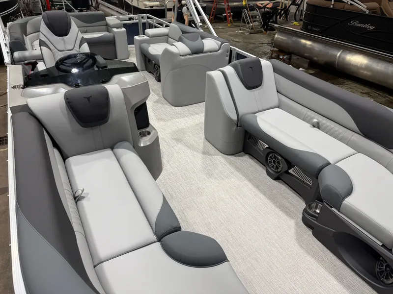 Slide: The Image of Tahoe LTZ 2385 Elite Cruise & Honda 4-Stroke EFI 2026 - 29