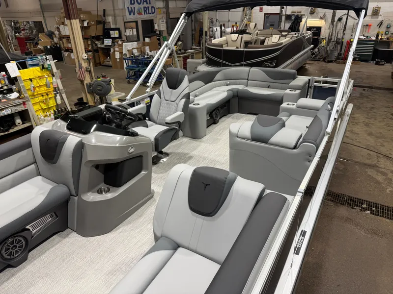 Slide: The Image of Tahoe LTZ 2385 Elite Cruise & Honda 4-Stroke EFI 2026 - 3