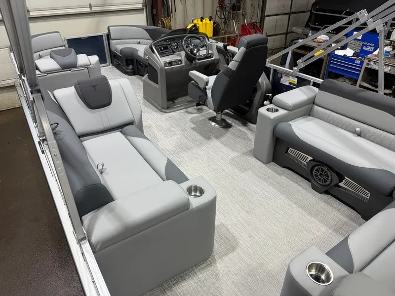 Slide: The Image of Tahoe LTZ 2385 Elite Cruise & Honda 4-Stroke EFI 2026 - 4