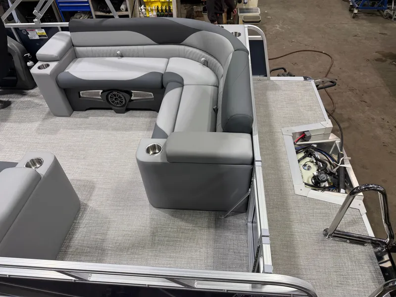 Slide: The Image of Tahoe LTZ 2385 Elite Cruise & Honda 4-Stroke EFI 2026 - 5