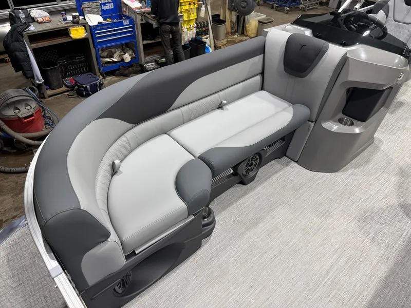 Slide: The Image of Tahoe LTZ 2385 Elite Cruise & Honda 4-Stroke EFI 2026 - 8