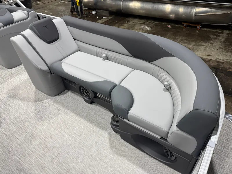 Slide: The Image of Tahoe LTZ 2385 Elite Cruise & Honda 4-Stroke EFI 2026 - 9