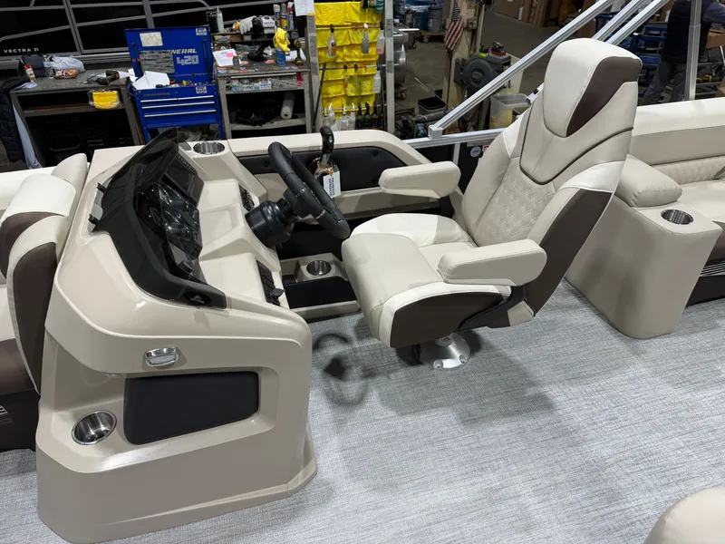 Slide: The Image of Tahoe LTZ 2385 Elite Cruise & Honda 4-Stroke EFI 2026 - 10
